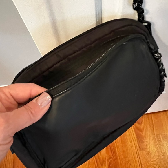 Thirtyone All Zipped up Cross Body in black - Picture 4 of 7